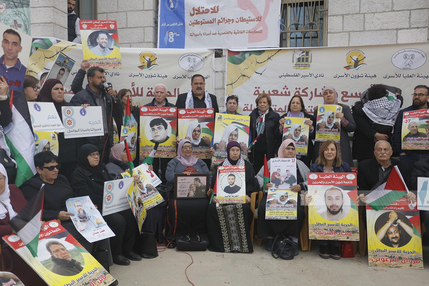 Palestinians hold sit-ins in support of freedom fighters