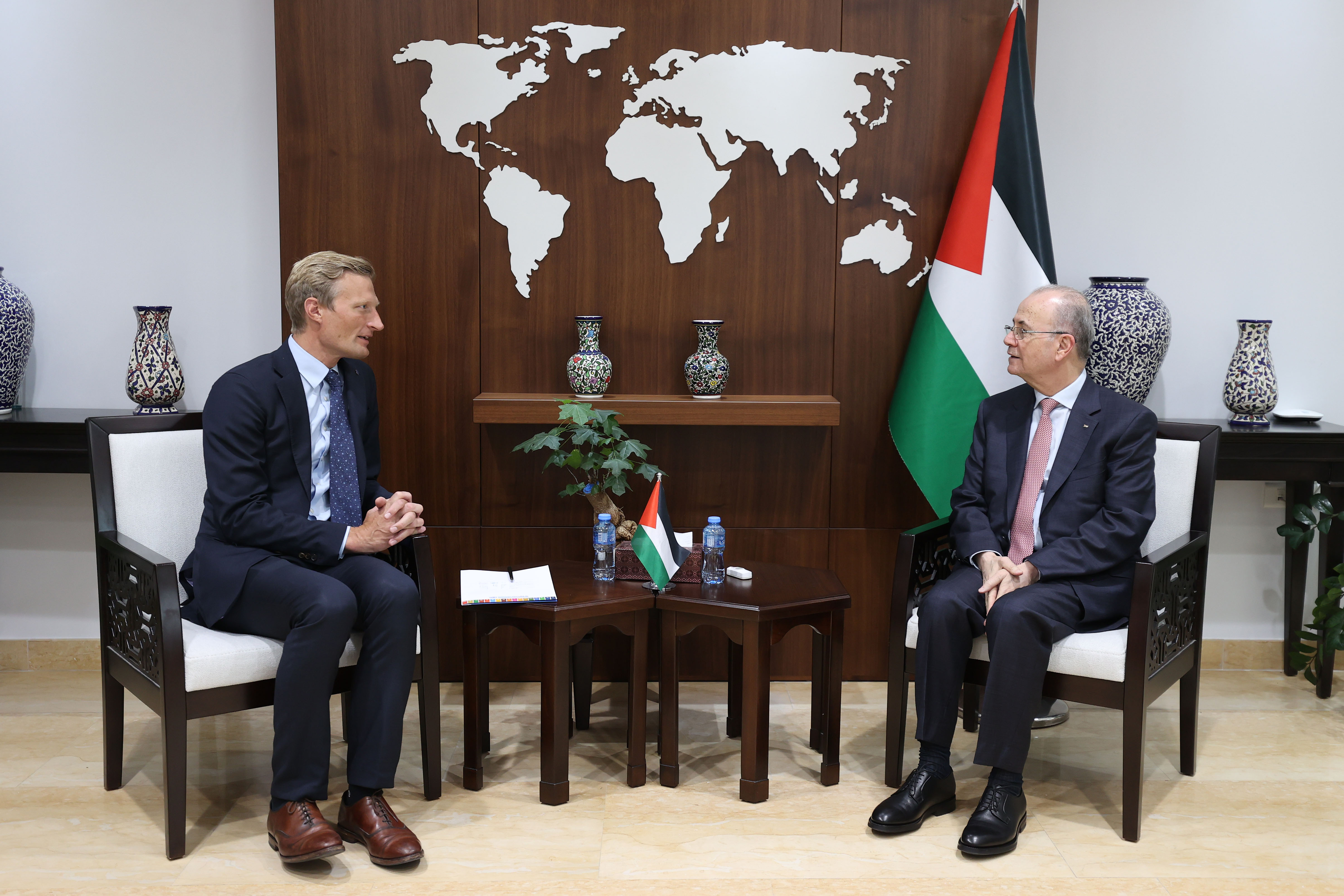 PM Mustafa discusses with WFP top official intensification of relief efforts for Gaza 