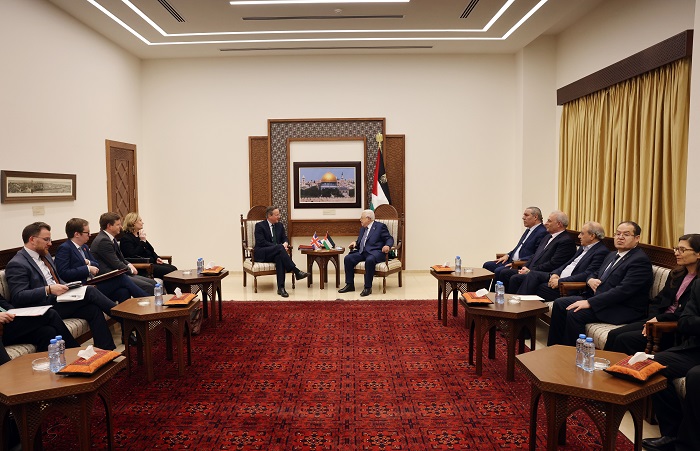 President Mahmoud Abbas discusses latest developments, mainly in Gaza, with British Foreign Minister