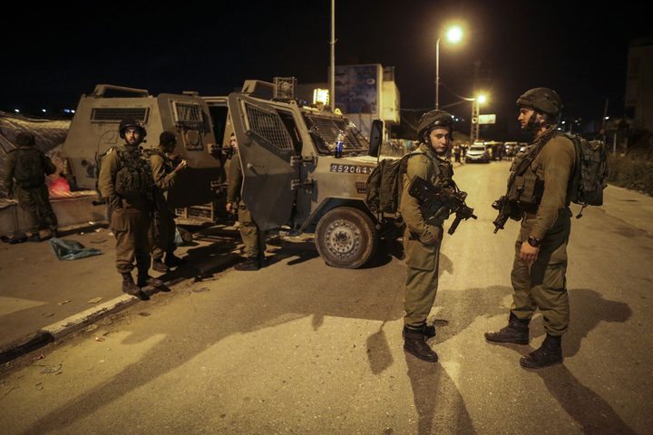 Occupation forces detain 21 Palestinians in West Bank