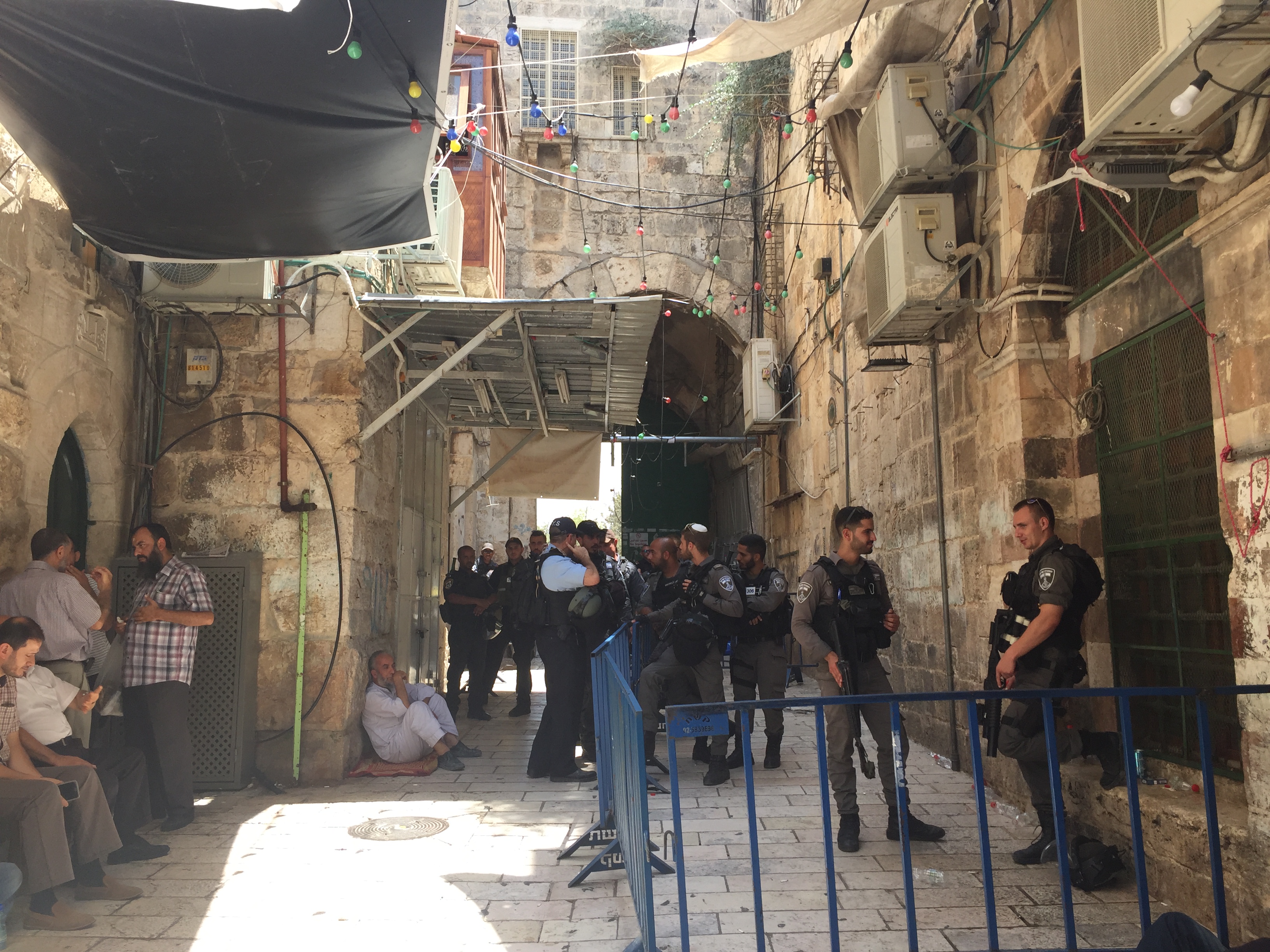 While Palestinians and students were not allowed to enter Al-Aqsa compounds, Jewish fanatics were allowed in