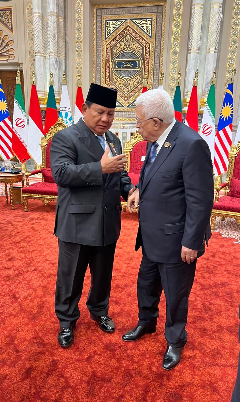 President Abbas meets with Indonesian President Prabowo Subianto in Cairo