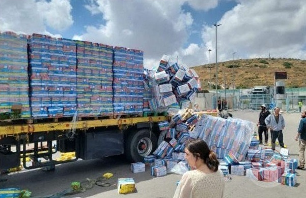 Dozens of Israeli colonists prevent aid from reaching the Gaza Strip