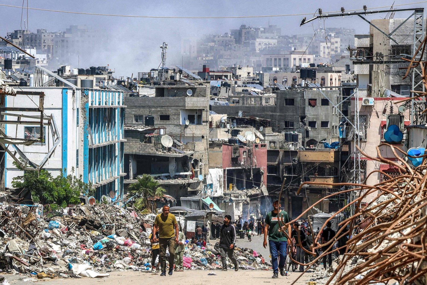 Ten civilians killed and others injured in Israeli airstrikes on school housing displaced persons in north of the Strip