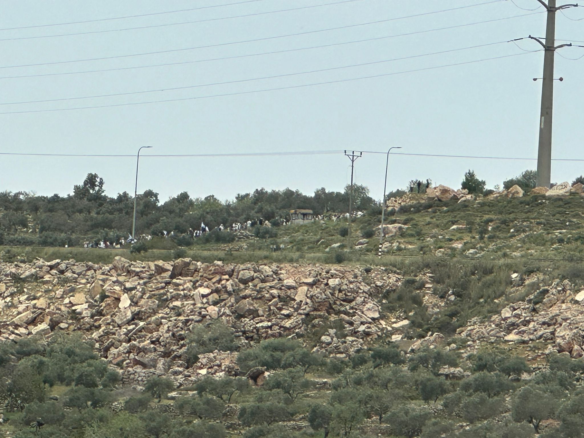 Thousands of settlers storm Jabal Sabih, south of Nablus, to demand legalization of Aviatar settlement outpost
