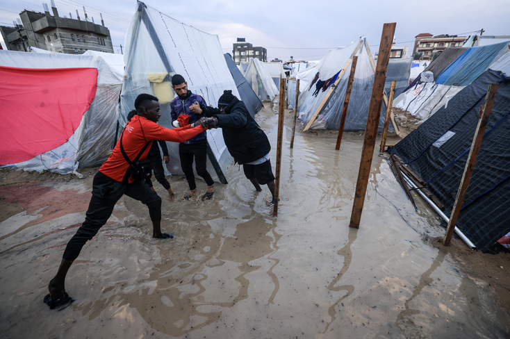 Gaza's displaced population struggles in the face of winter