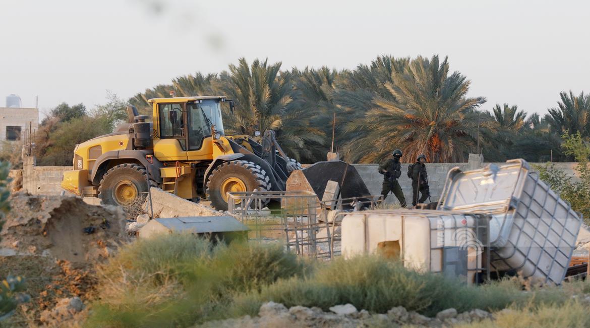 Israeli forces demolish house west of Jericho 
