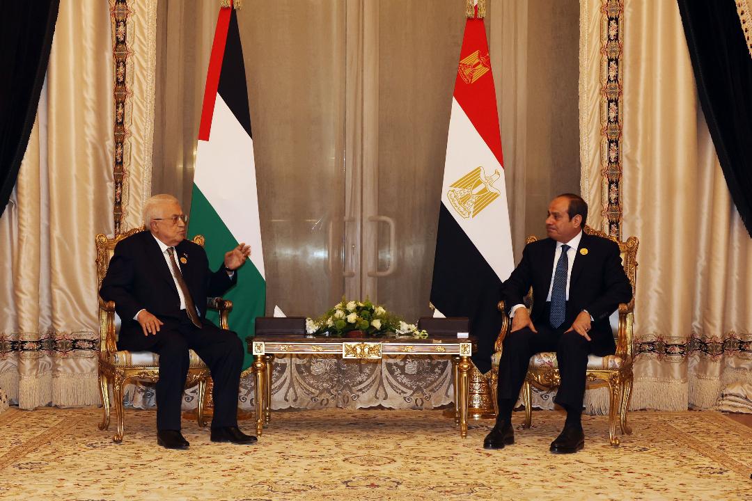 President Abbas meets Egyptian counterpart on sidelines of emergency Arab summit in Cairo