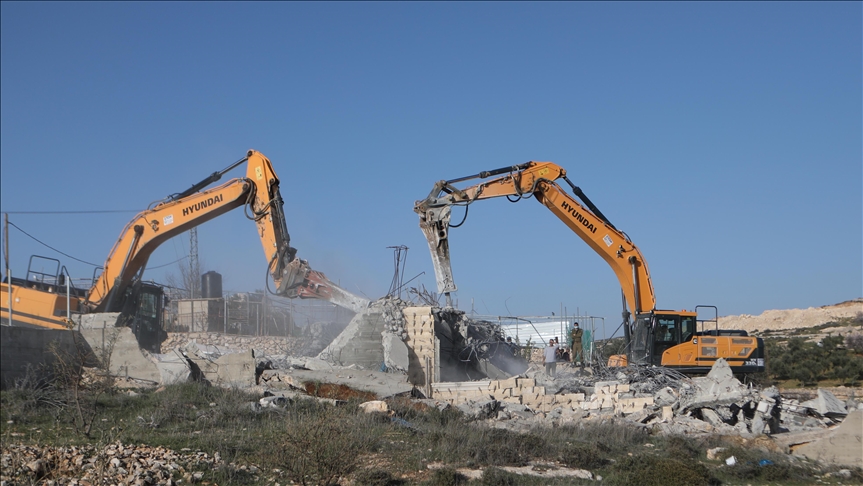Palestinian forced to self-demolish own commercial store in Jerusalem