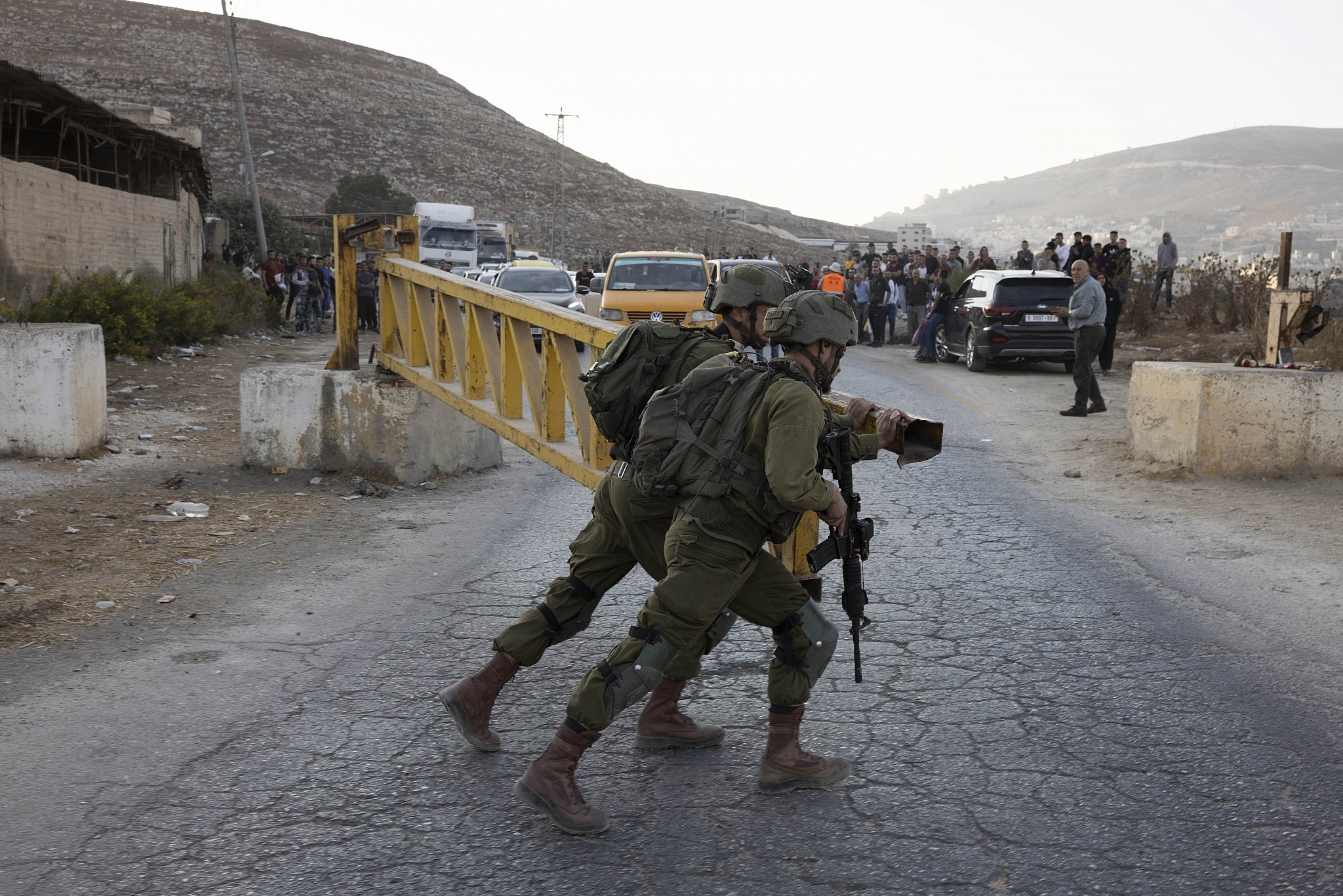 Israeli occupation forces tighten movement restrictions around Ramallah