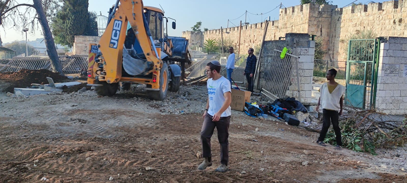Israel resumes digging historic Muslim cemetery in Jerusalem
