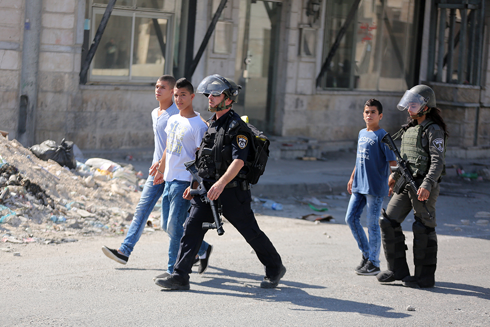 Israeli forces detain two children from Jerusalem