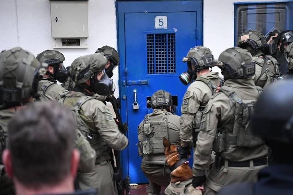 Israeli repression units raid sections of Palestinian detainees in Rimon