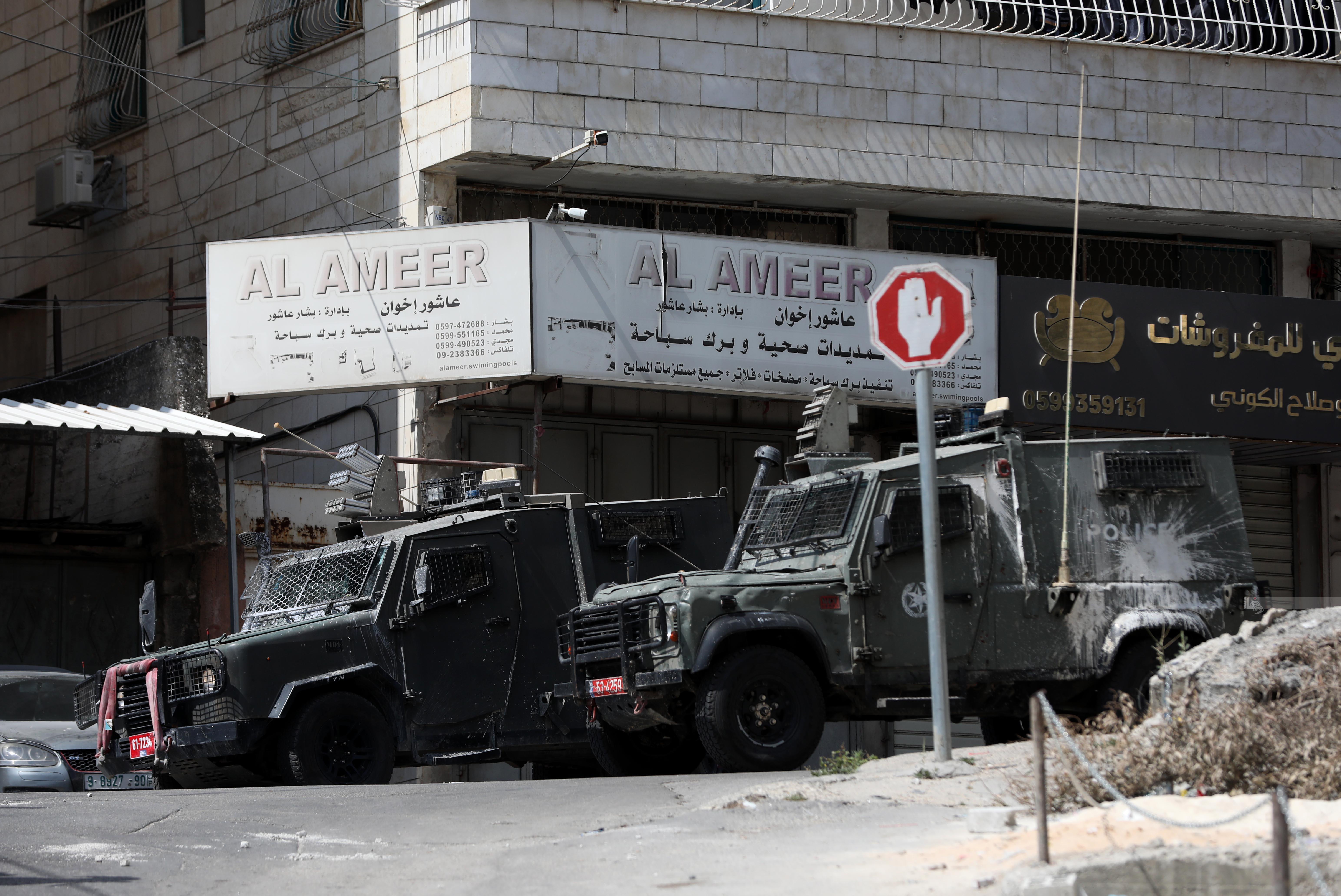 Israeli forces raid Nablus, 15 people suffer from suffocation