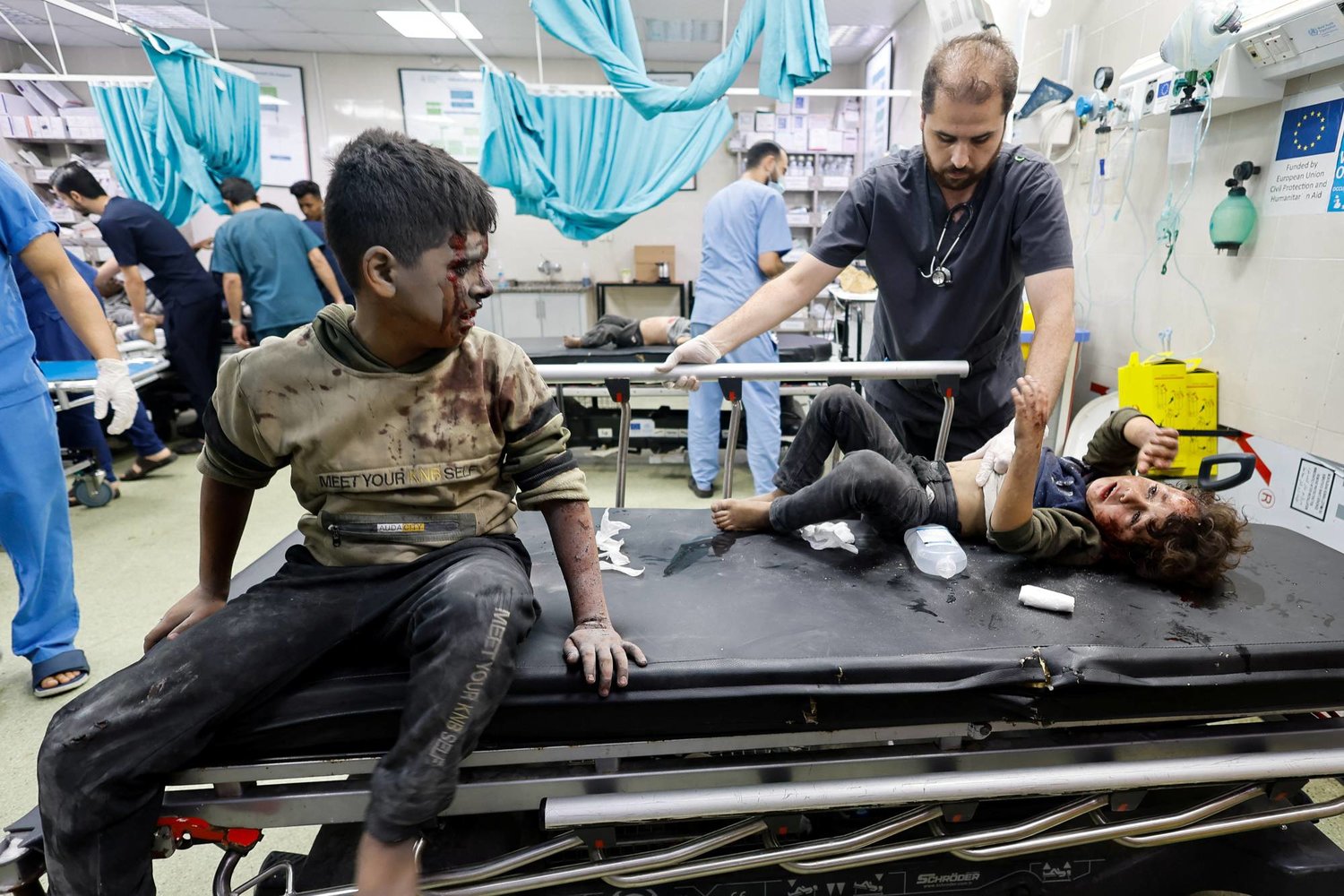 Israeli army raids Nasser Medical Complex,  turns it into a military base