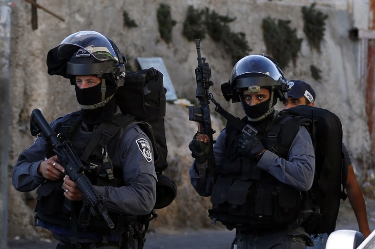Occupation forces detain four Palestinians, injure one with gunfire near Jerusalem