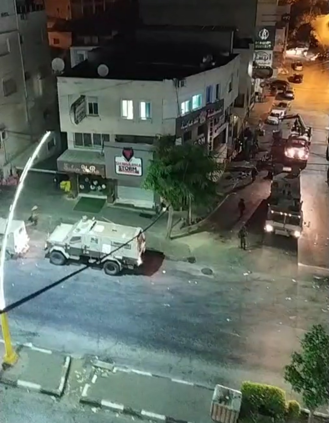 Israeli occupation forces raid printing company in Hebron, seize its machines and shut it down