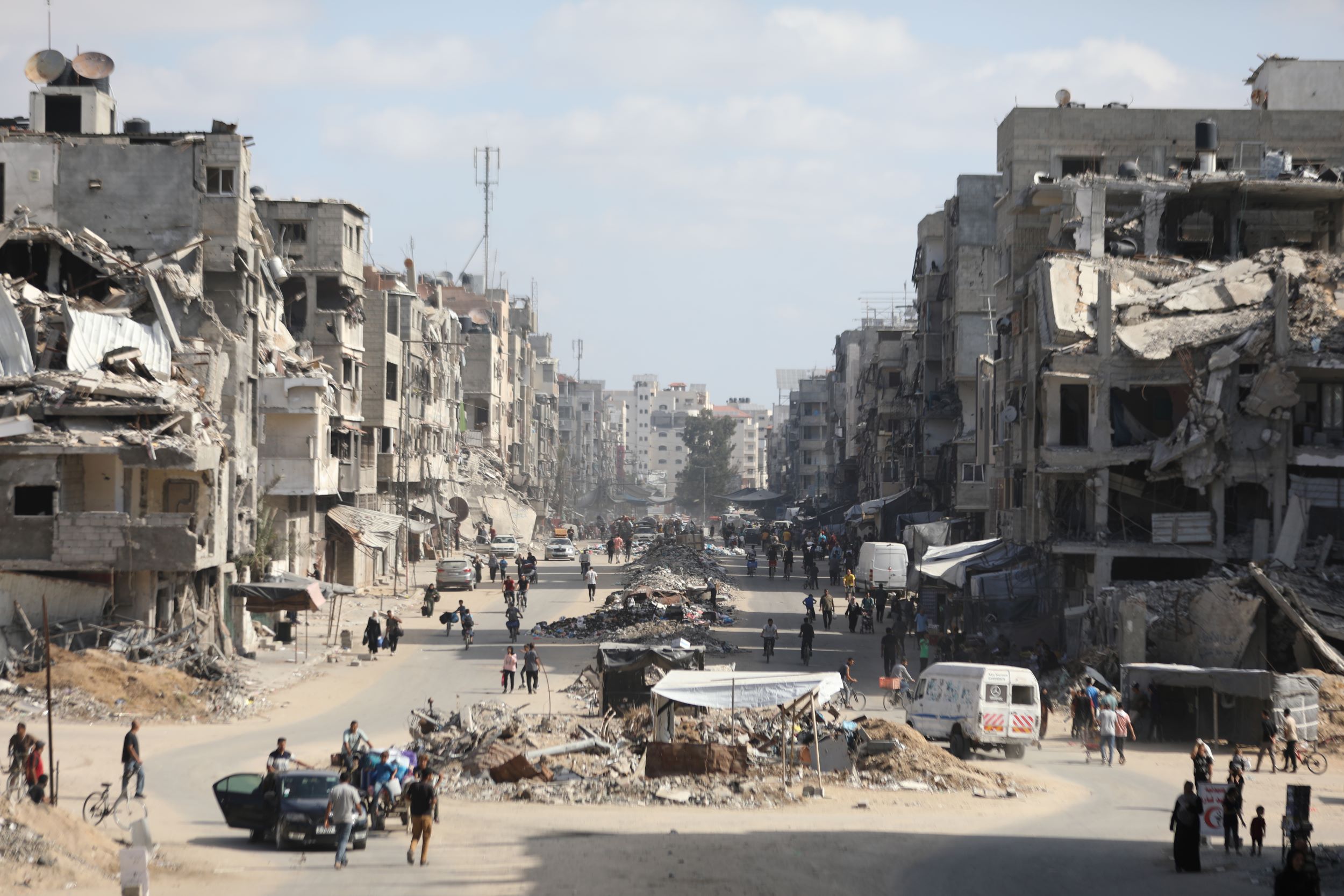 Thirteen  civilians killed and others injured in Israeli airstrikes on different areas in Gaza  