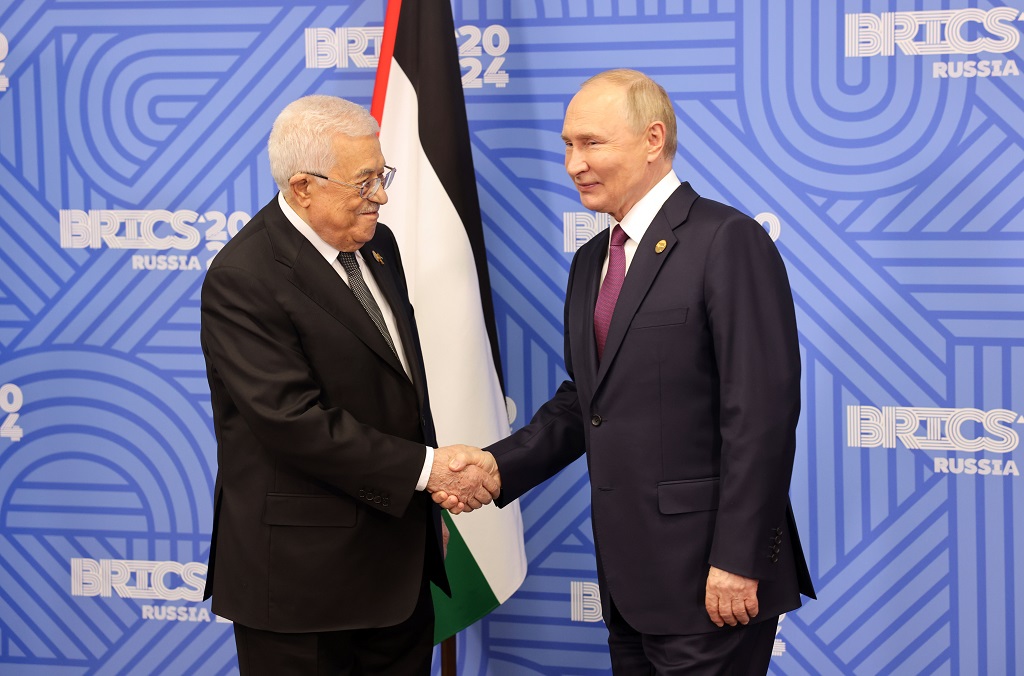 President Abbas discusses developments with Russia's Putin on the sidelines of BRICS summit