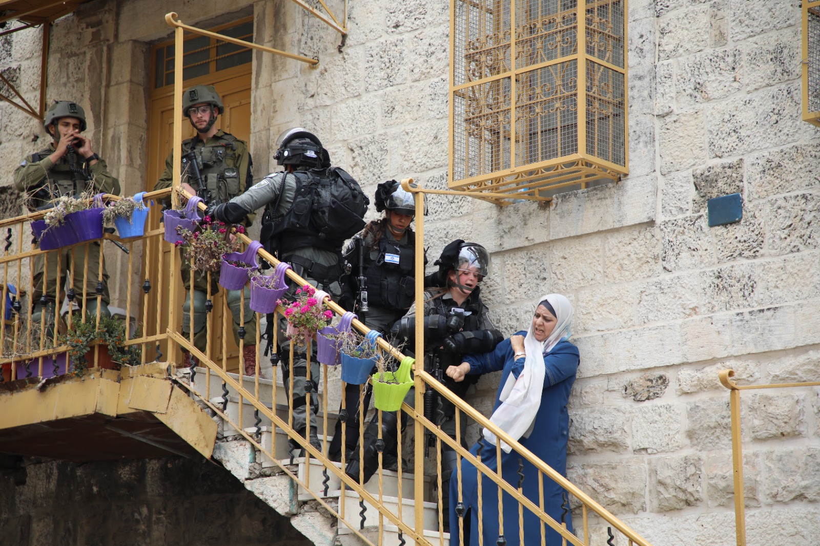 Israeli forces attack Hebron municipality staff after trying to open an office in the old town