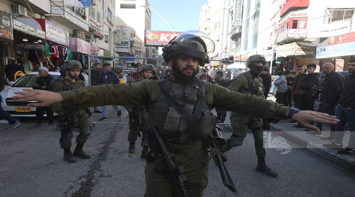 Hundreds of Israeli settlers terrorize Palestinians in Hebron’s Bab Al-Zawiya 