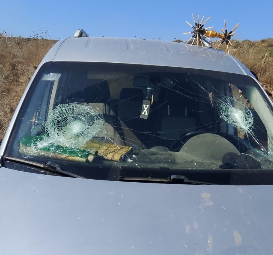 Colonists vandalize,  damage  Palestinian vehicle east of Salfit  