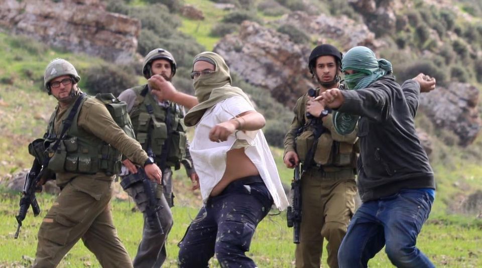 Israeli settlers assault Palestinian driver, sabotage excavator near Hebron
