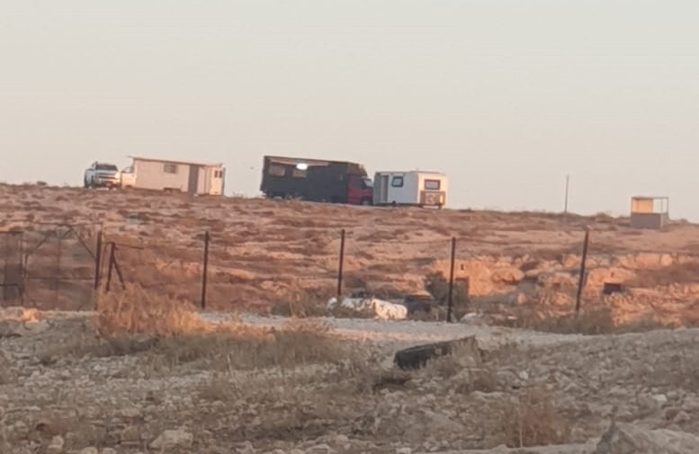 Colonists place mobile homes south of Hebron 