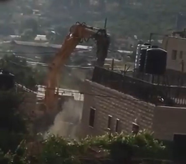 Occupation forces tear down Palestinian prisoner's home north of Hebron