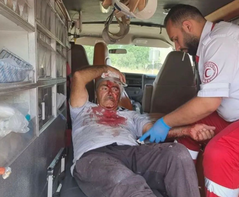 Palestinian elderly injured in an attack by settlers in Hebron