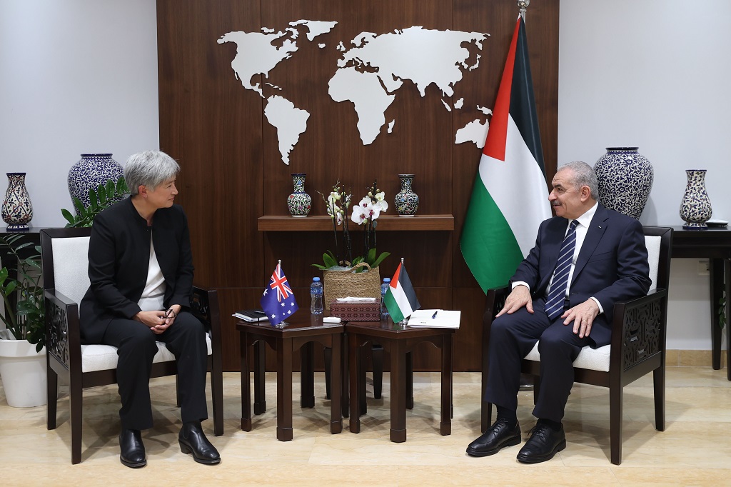 PM Shtayyeh and UN Humanitarian Coordinator discuss Gaza aid delivery