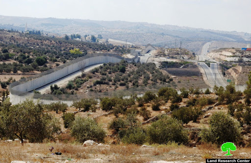 Israeli forces order stop-construction work on a house in the north of the West Bank