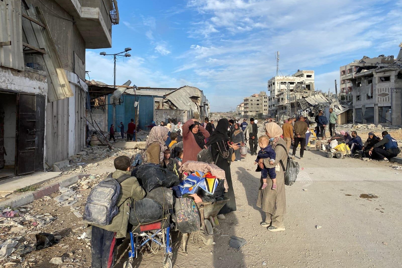 Hundreds of Palestinians forced to flee Shuja'iyya neighborhood amid Israeli threats