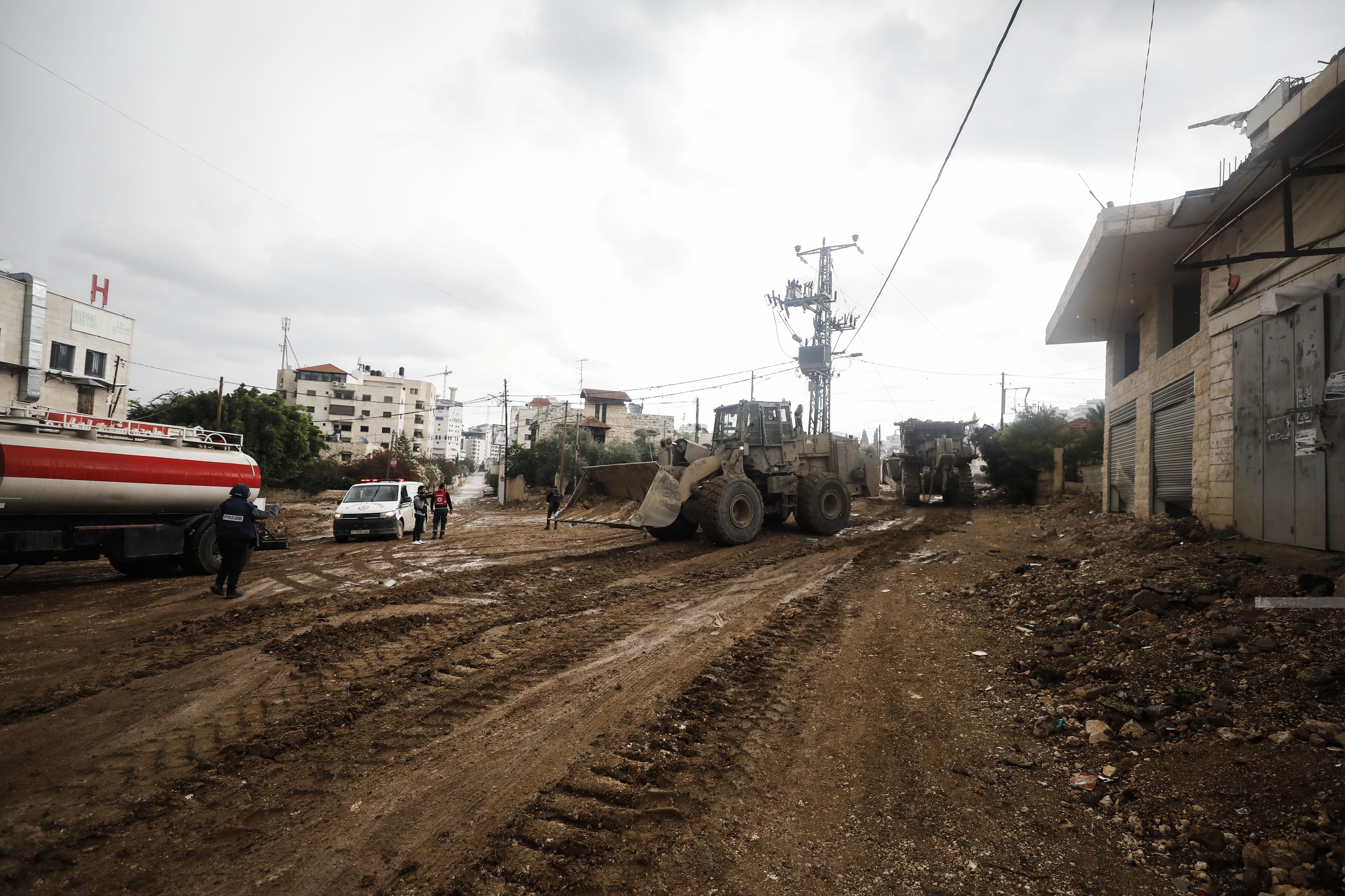 UPDATE: Six injured, three homes and a commercial shop set on fire during Israel's ongoing offensive against Jenin and its camp 