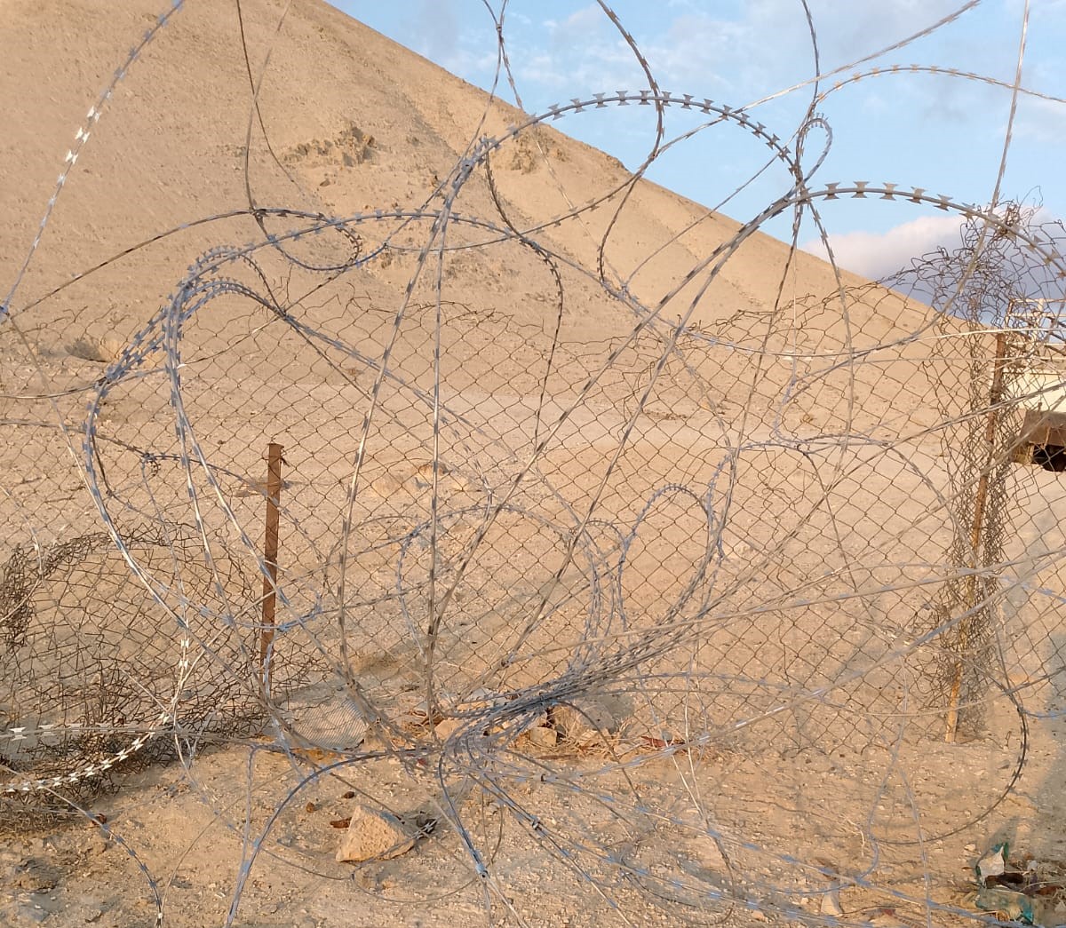 Colonists install barbed wire around homes in Arab al-Milehat as precursor to seizure