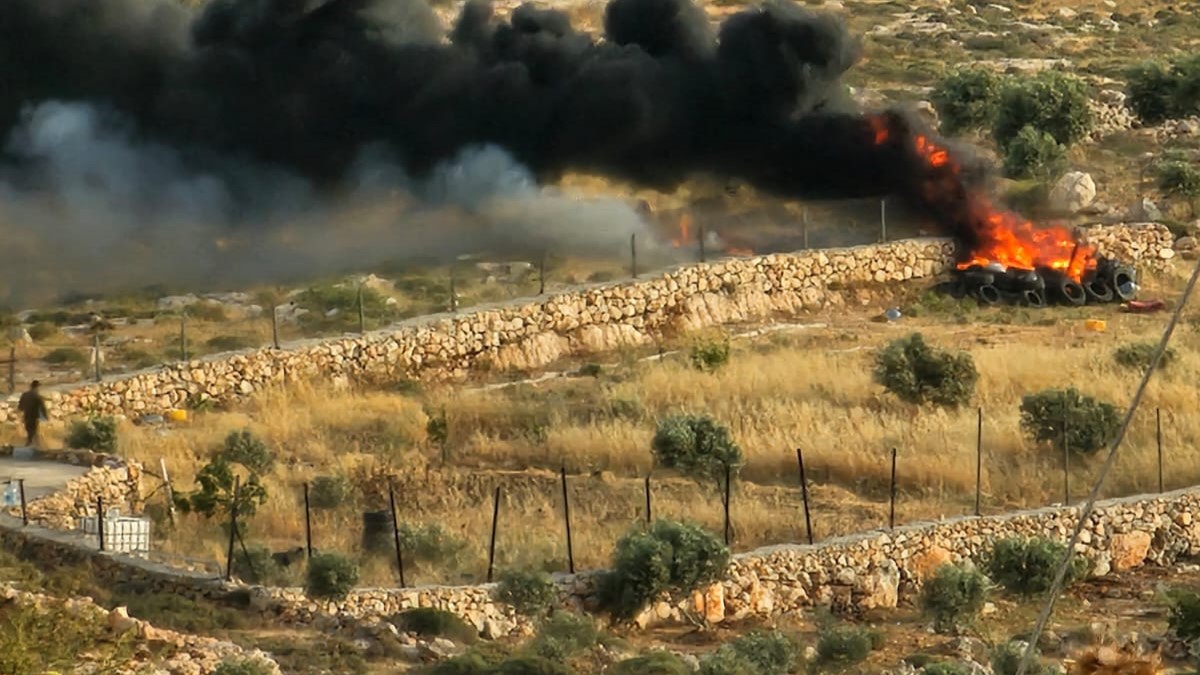 Israeli colonists set fire to agricultural land northeast of Ramallah