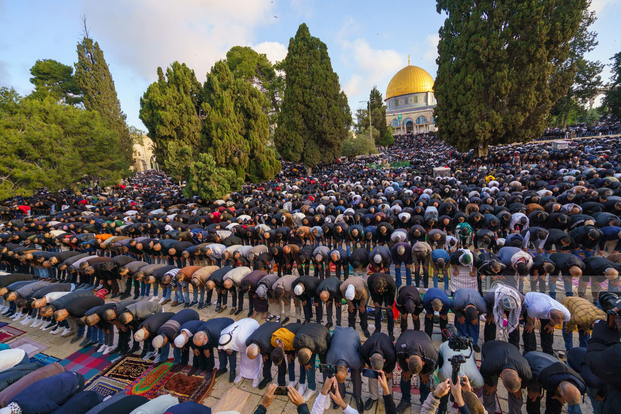 Thousands perform Friday noon prayer at Al-Aqsa Mosque amid strict Israeli restrictions 