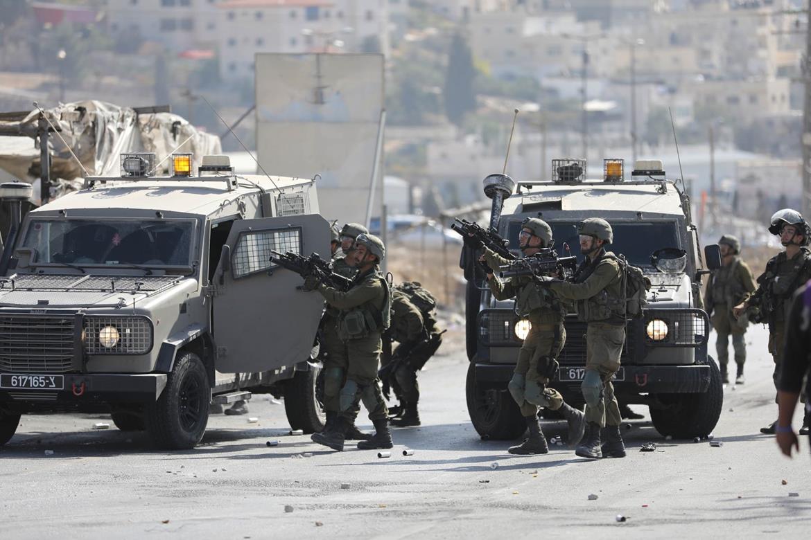 Palestinians suffocate in clashes north of Hebron  