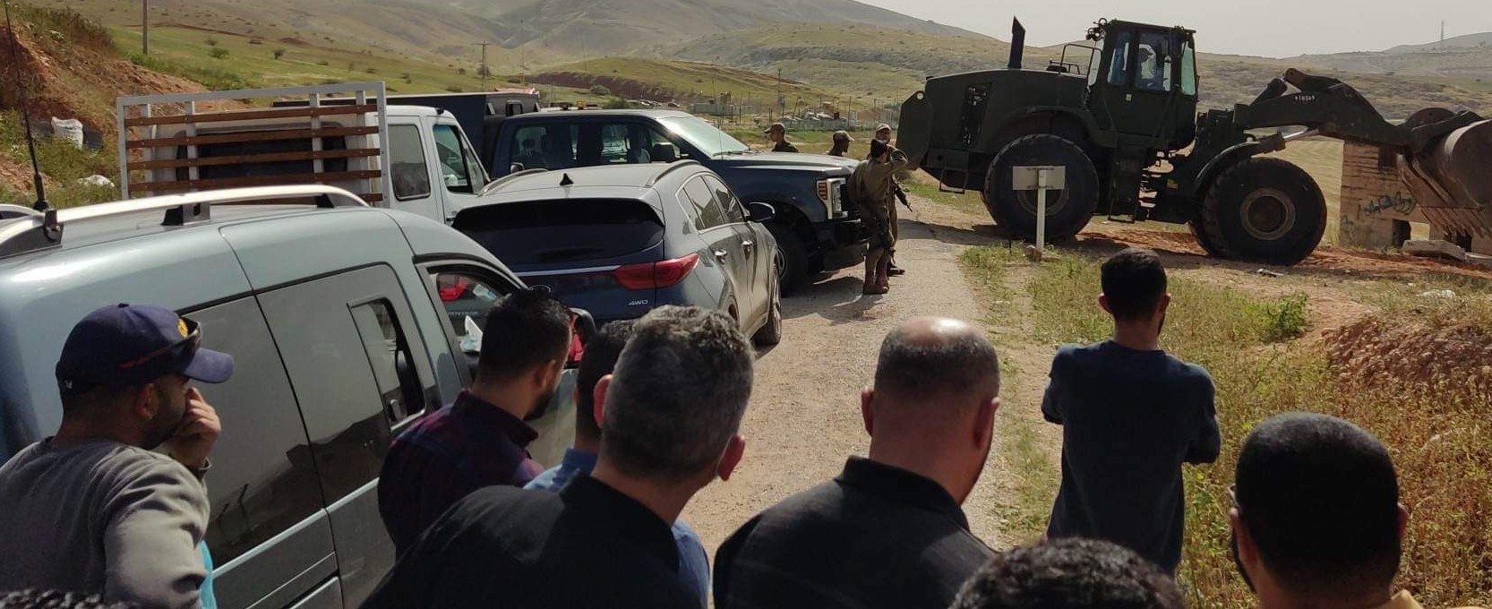Israeli army seals off secondary roads in Jordan valley