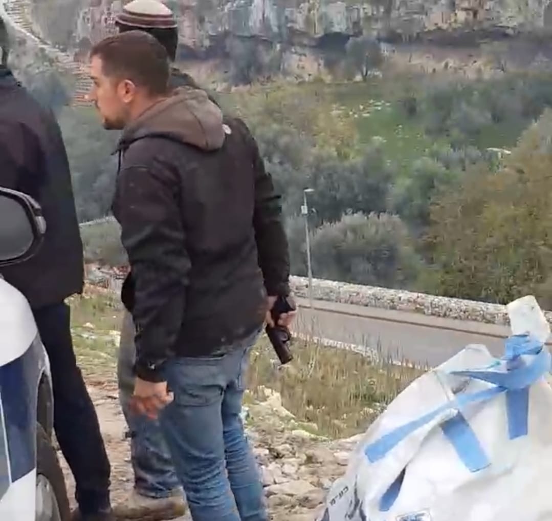 Israeli settlers infringe on private Palestinian land in Jerusalem, collide with landowners