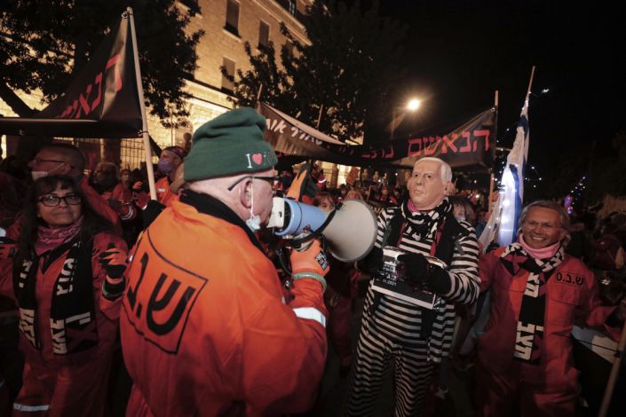 Israelis resume anti-Netanyahu protests despite chilly weather 