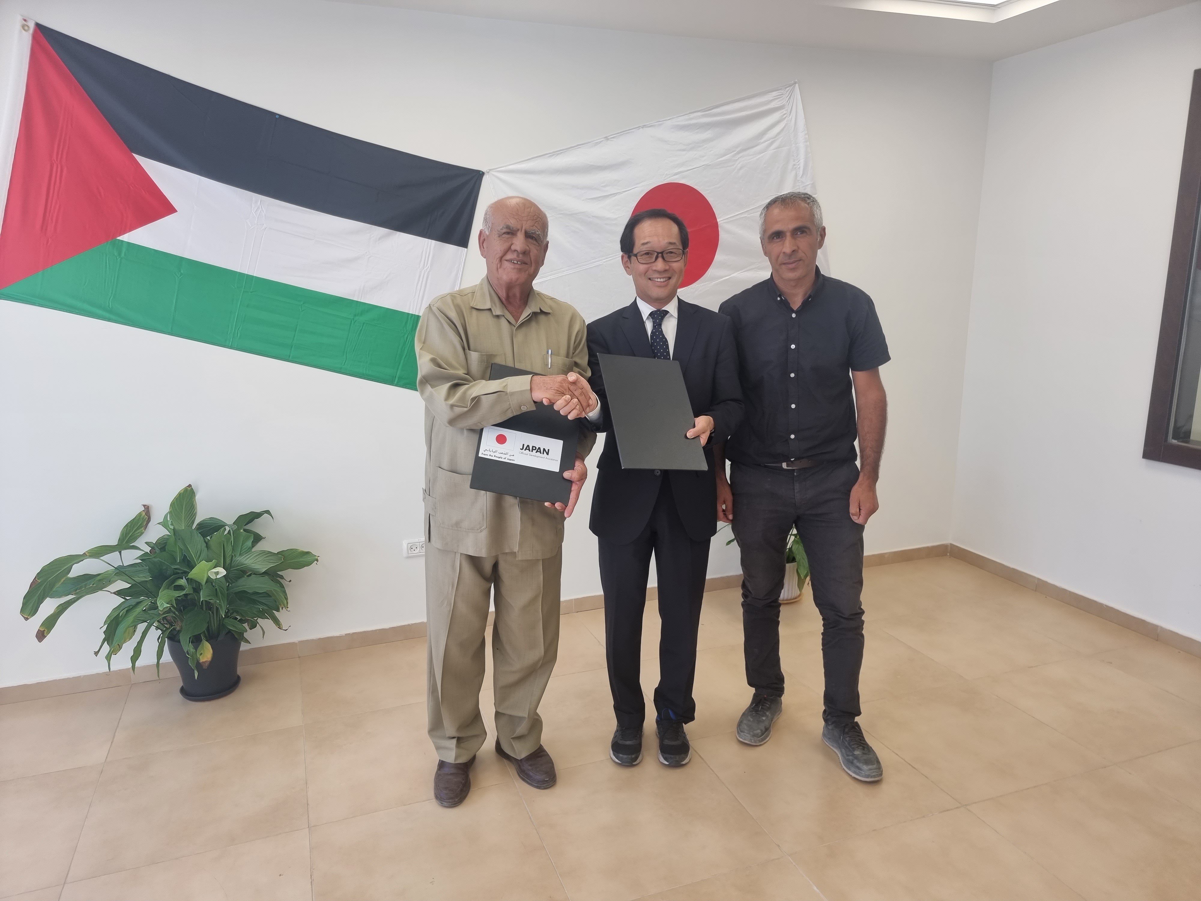 Signing ceremony with Majdal Bani Fadel village council. (Photo courtesy of Japan Representative Office)