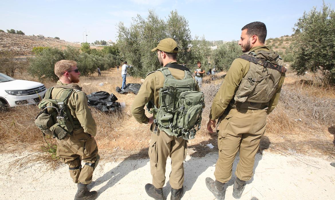 Israeli soldiers attack Palestinian olive harvesters in the north of the West Bank