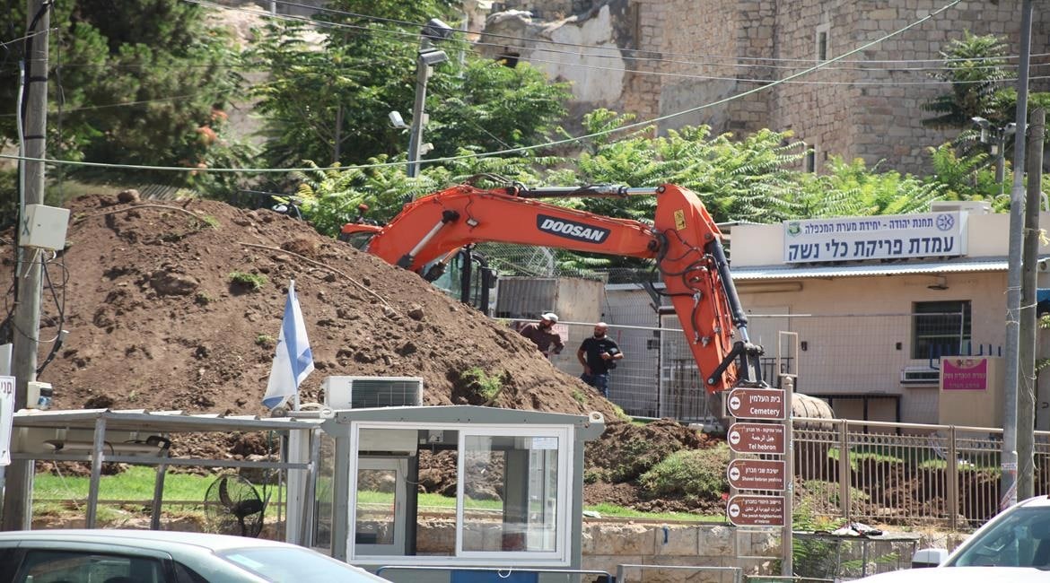 Palestinians protesting Israeli work near the Ibrahimi mosque in Hebron attacked by soldiers, three detained