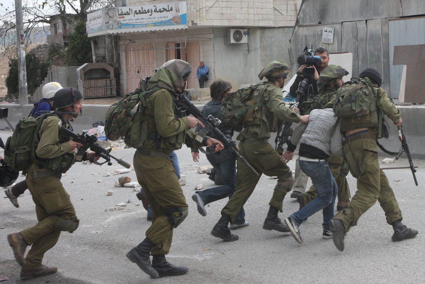 Israeli forces detain 25 Palestinians from West Bank