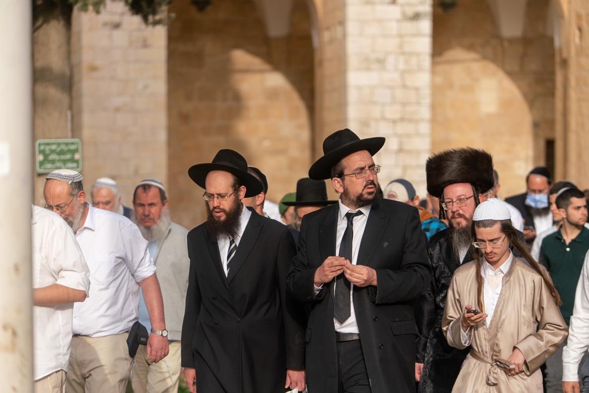 Israeli settlers break into Jerusalem's Aqsa mosque