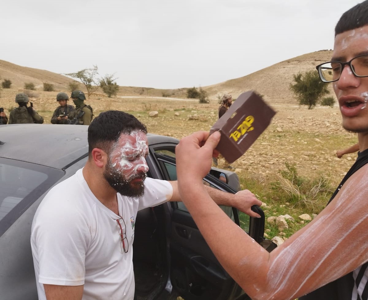 Four Palestinians injured in colonists' attack on park-goers north of Jericho