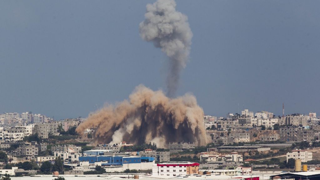 Israel attacks new targets, bans sailing off Gaza 