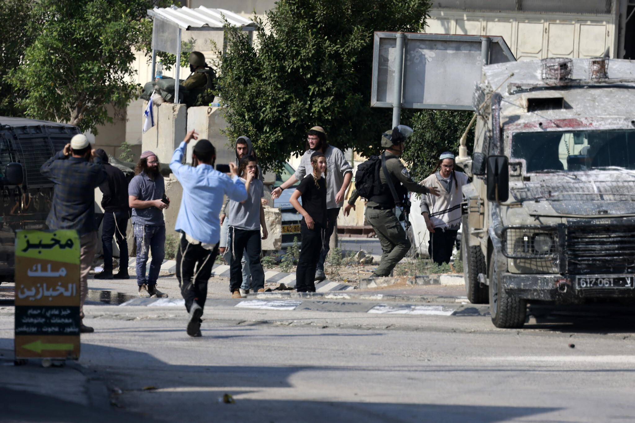 Colonists attack Palestinian vehicles near Bethlehem, causing damage