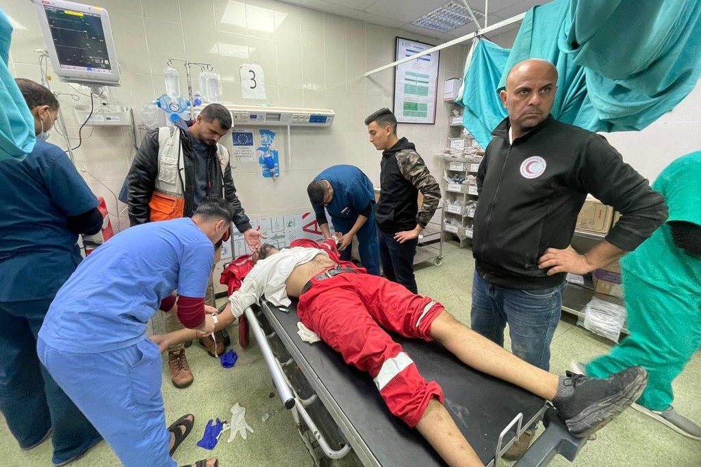 Israeli strikes continue to target vicinity of Al-Amal hospital,  headquarters of Palestinian Red Crescent in Gaza 